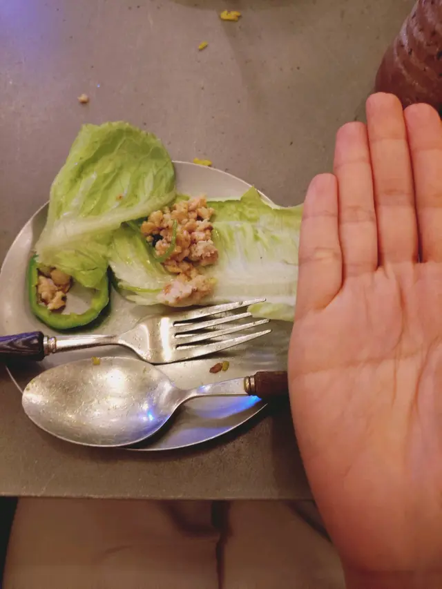 生菜包得肥豬肉,蔥花都冇,豬肉係全肥膏,一啲肉味都冇,你只係用塊生菜包啲豬油入口,差到前所未有。 ##生菜包
另外,隻碟細到爆,食嘅時候啲嘢食好容易跌落張枱。隻碟成個乞兒兜咁,畀個貴嘅價錢,然之後好似乞兒咁食嘢……