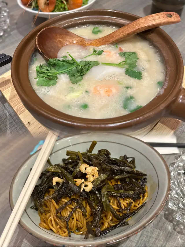 老菜脯海鮮粥  +  蝦乾香葱麵
