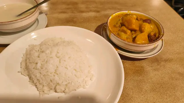 夠淋而且份量多,咖哩就普通港式咖哩,不算特別