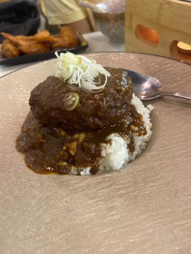 咖哩芝心漢堡排飯