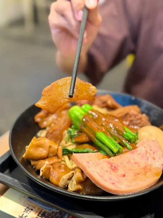 自選蒜油撈麵(小咖喱辣 + 豬腸汁 + 醬油流心蛋 + 豬腸 + 牛筋 + 牛腩 + 午餐肉)