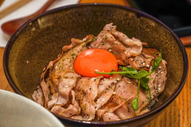 日式極上豚肉月見丼飯