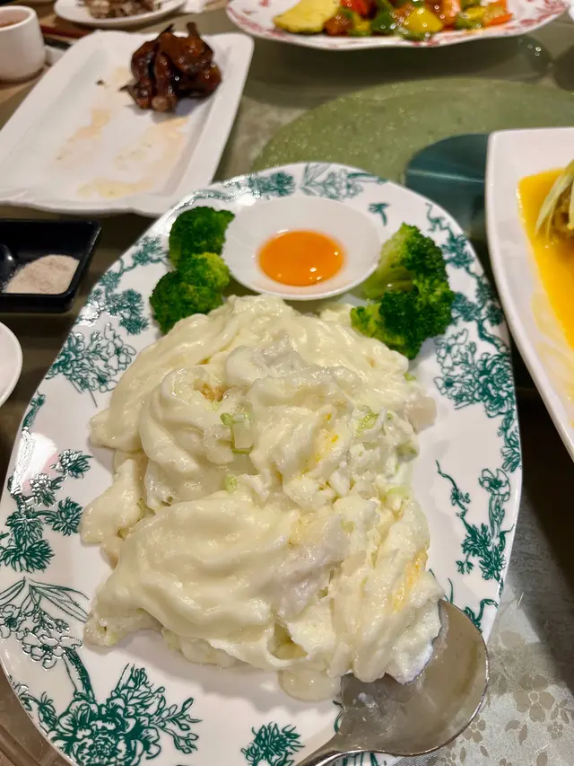 賽螃蟹呢個同出邊上海舖食有少少唔同，裏便有少少帶子，有口感！