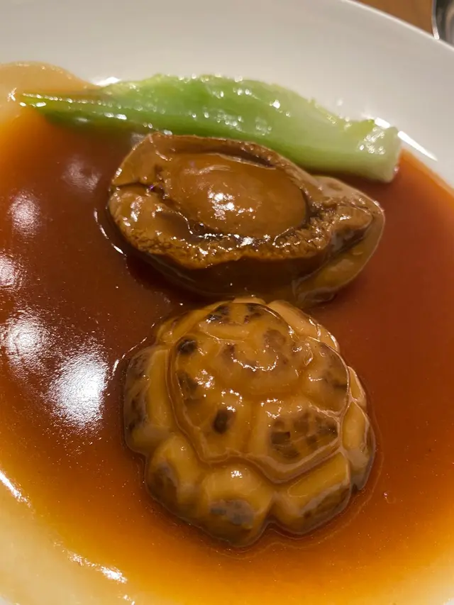 Braised 4-head South African abalone with shiitake mushroom in supreme oyster sauce