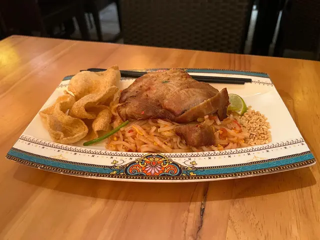 泰式炭燒豬頸肉炒金邊粉