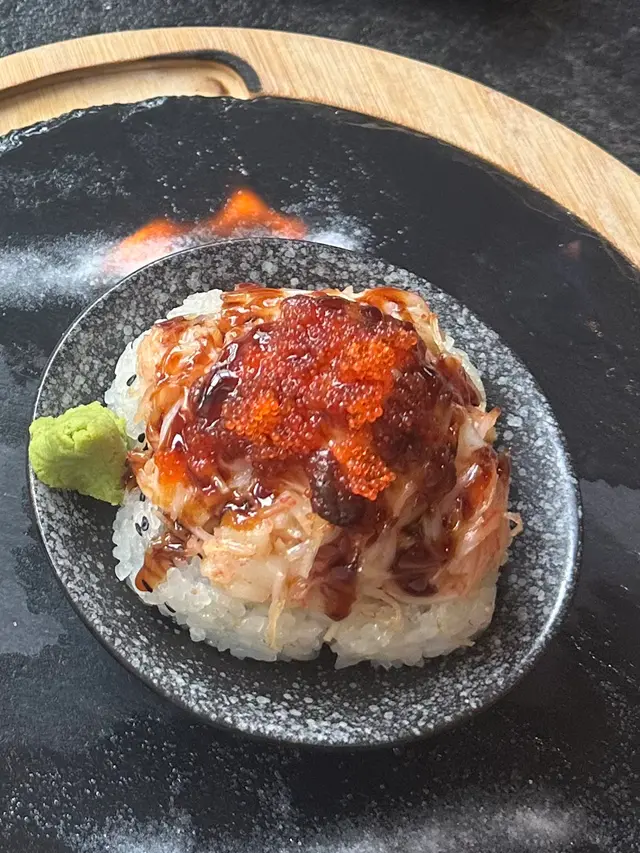 經過尖沙咀想食日本野🍣🍱
但又唔想去xx郎排長龍，見隔離The One有就試試😃

平日下晝人唔算多，有卡位坐😃

我叫咗拉麵set🍜正常好味嘅豬骨湯，係我鐘意嘅拉麵質感🍜我鍾意食辣嘅七味粉🌶️即刻升華😋

火山  有驚喜😃真係有🔥架。女侍應好好，仲貼心問我洗唔洗影相拍片，拎定電話先點火，儀式滿滿😆好IGable 📸
一舊飯咁上菜 真係睇唔出入面有乜料🤣佢有幫我切開4份😃
好好味🤤內脆外軟多醬，一啖食落去口感豐富😆

