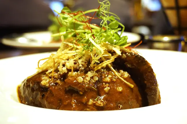 慢煮和牛面肉伴薯蓉、炸大蒜絲、豆苗沙律