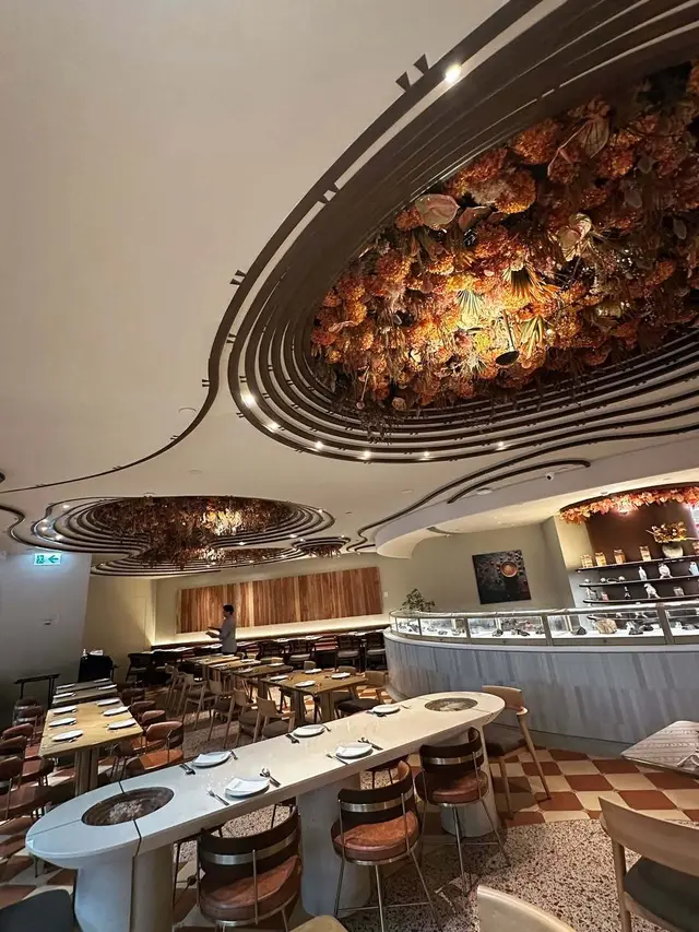 一入門口就見到一排玻璃櫃擺滿木化石展品,聽講啲木係由本地社企用回收木整成,夠晒本土之餘都幾有意思。