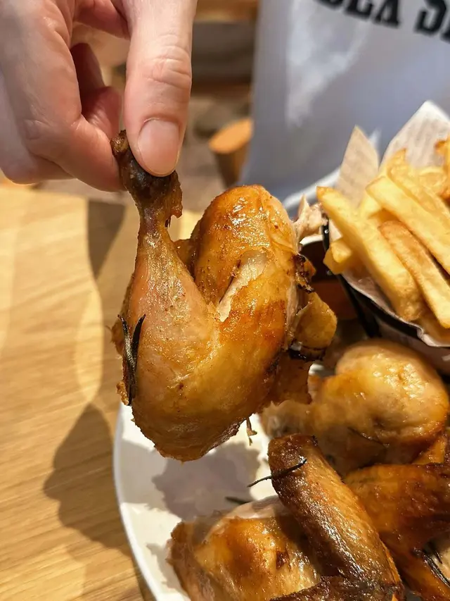 用咗成 900g 美國雞,用香草醃過,撕開有肉汁!