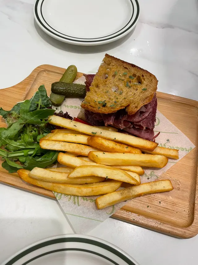 自家醃製牛肉羅賓三文治 (半份)