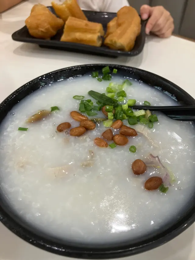 料都頗多,皮蛋唔苦,粥底綿滑,食完唔口渴