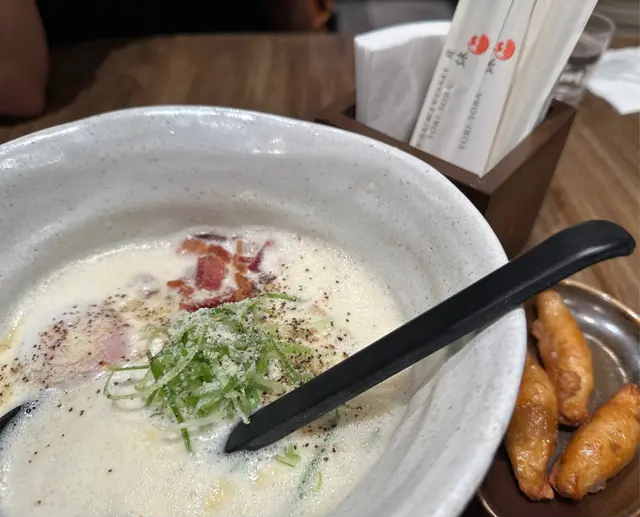 煙肉芝士雞白湯拉麵配雞皮餃子