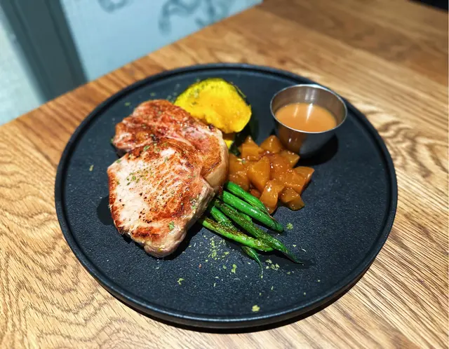 扒日本豚肉220克 · 肉桂蘋果醬 · 烤南瓜 · 法邊豆