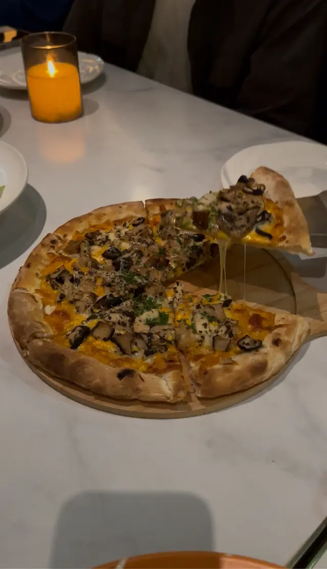 松露牛肝菌雞肉芝士薄餅