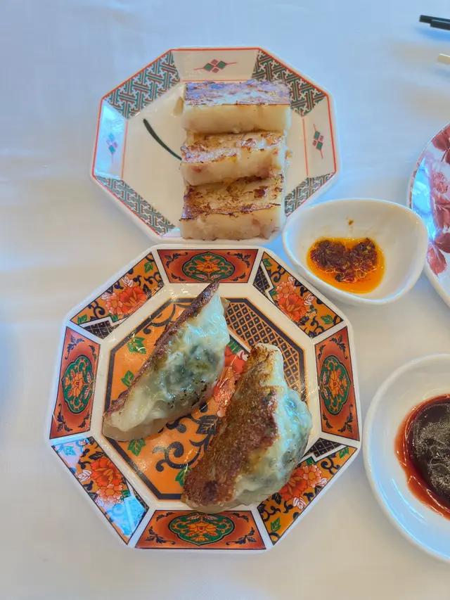 香煎蘿蔔糕（三件）$9、香煎韭菜餃（兩件）$7
