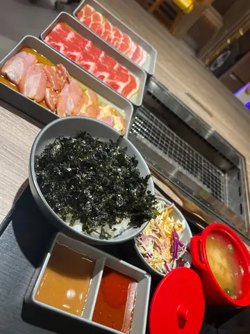 燒肉拼盤（360g,  星期一優惠），紫菜飯
