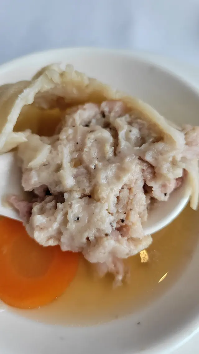 有點點的黑松露附在肉團上