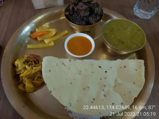 尼泊爾豬+菜+湯飯。