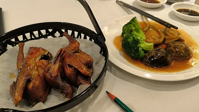 乳鴿,每人半隻