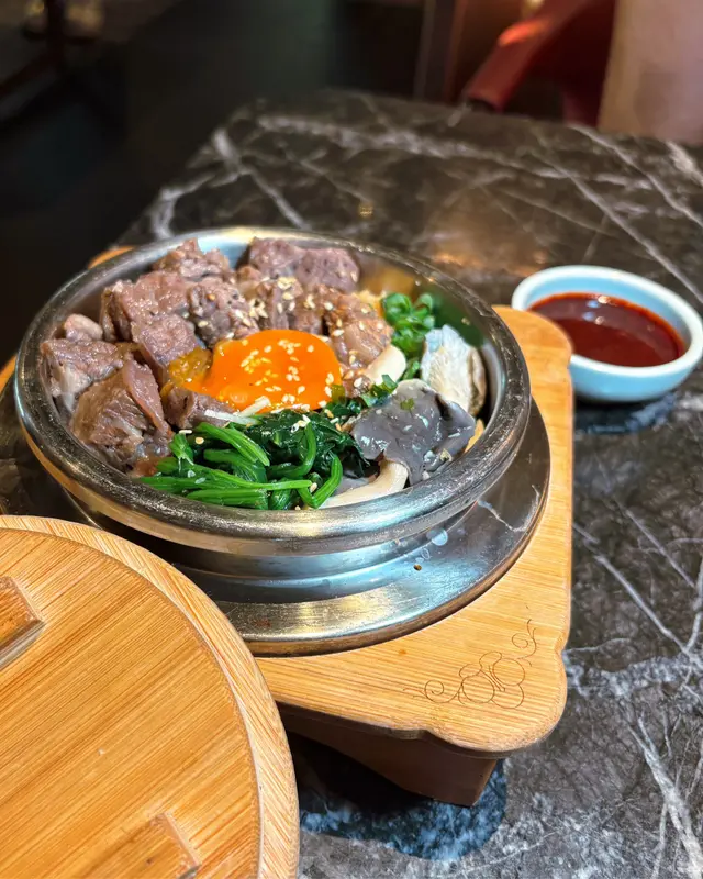 炙燒雪花牛肉蕇菇釜飯