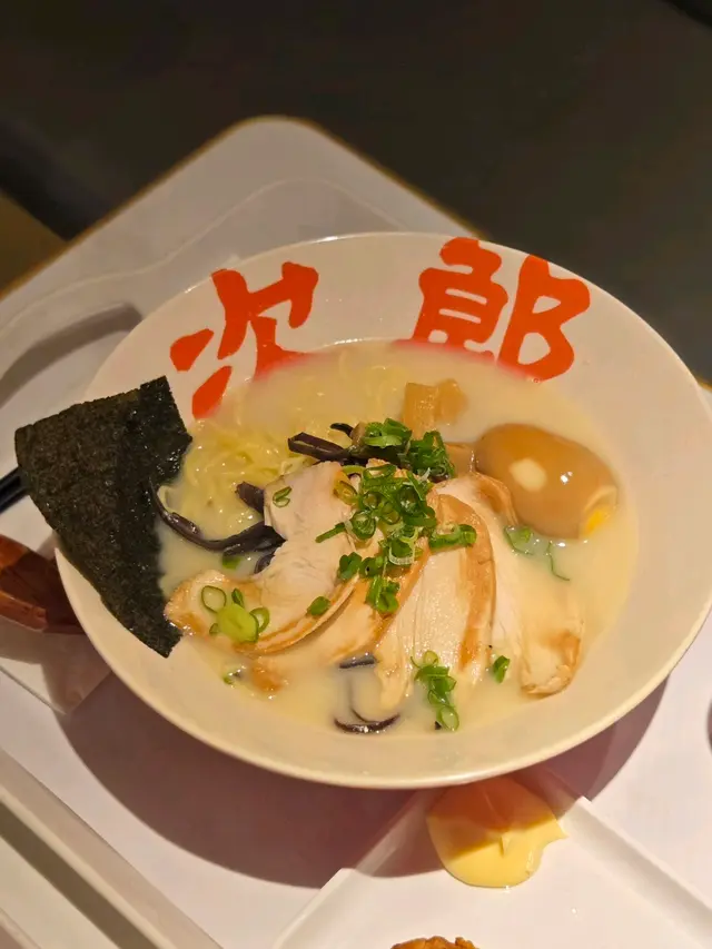 慢煮雞肉雞白湯拉麵