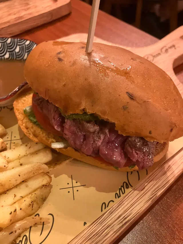 薯條係好食，入邊塊牛扒同個醬汁都OK，不過$168太貴，同個費城芝士牛扒丼飯有比較有傷害。