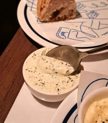 乡村酸种面包配蒜香海藻味噌牛油