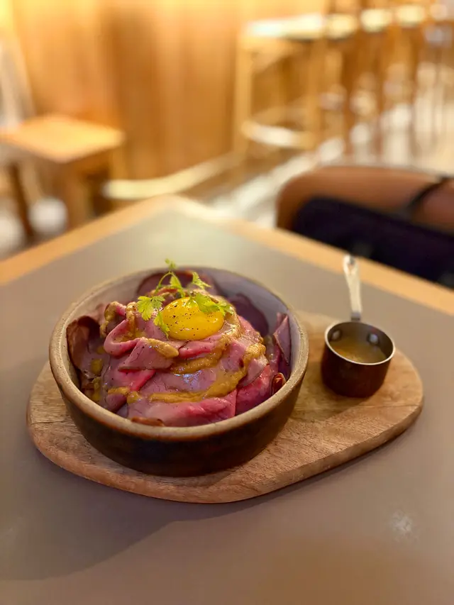 Roast beef topped japanese rice