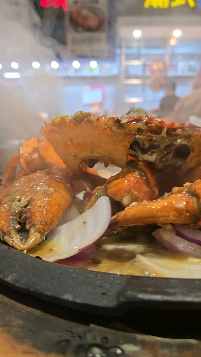 招牌白胡椒蟹用鐵板呈上，熱辣辣香氣撲鼻，胡椒的辛香完美突顯蟹肉鮮甜，一啖咬落鮮嫩多汁、滿口海味，令人回味無窮。