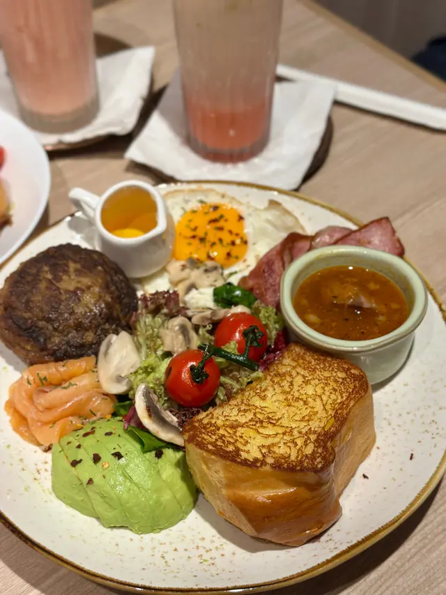 伯爵茶白桃布拉塔沙律 ，桃片甜过初恋 ，伯爵茶香勾走油腻感  
白桃乳酪舒芙蕾端上桌还在duang duang晃，乳酪酸味完美平衡 ，整个桃一览无遗
流云白桃沙冰浓到吸管立住，果肉渣糊满杯壁超实在，甜度刚好不齁喉 
汉堡扒全日早餐  
想不到吃什么这个不会错很丰富
厚厚的肉饼切开肉汁丰富，太阳蛋液裹吐司绝配 
白凤梳打杯底沉满蜜桃果酱 

#phicoffeeandpancake #舒芙蕾＃香港美食＃香港美食打卡＃香港旅游 #香港旅游攻略 ＃香港美食推荐 #香港美食探店 #香港美食攻略 