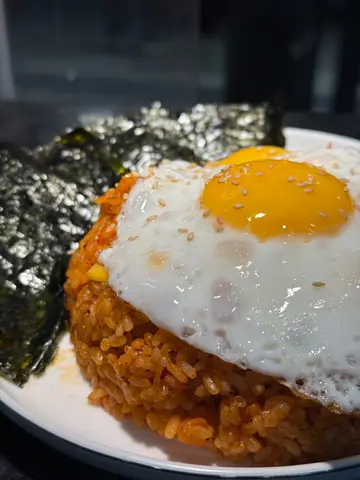 芝士泡菜猪肉炒饭（配紫菜片)