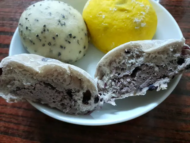 切開嘅藍莓白燒