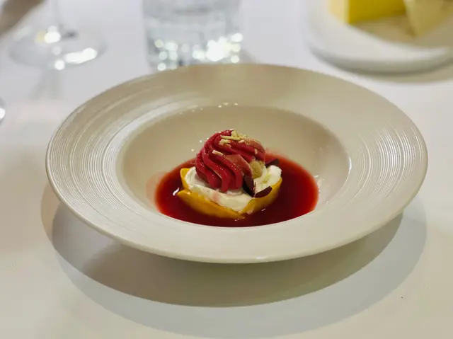 Vacherin Pêche et Thé Noir | Black Tea Ice Cream｜Black Sugar Meringue ｜Raspberry Lychee Sauce