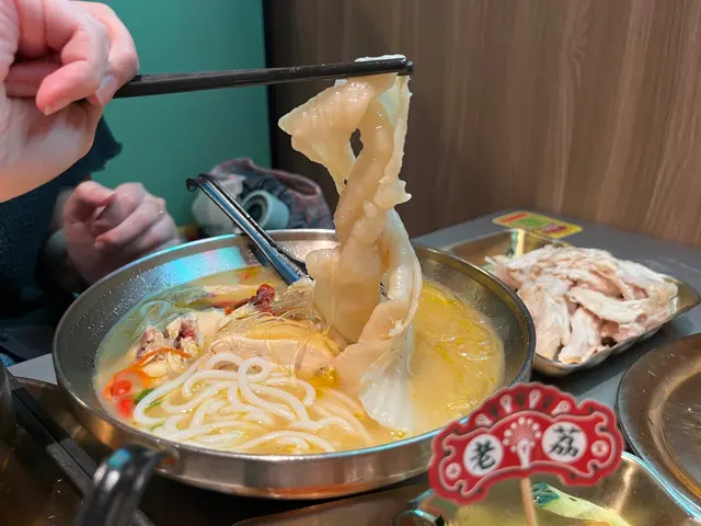 花膠雞阿媽足料雞湯米線