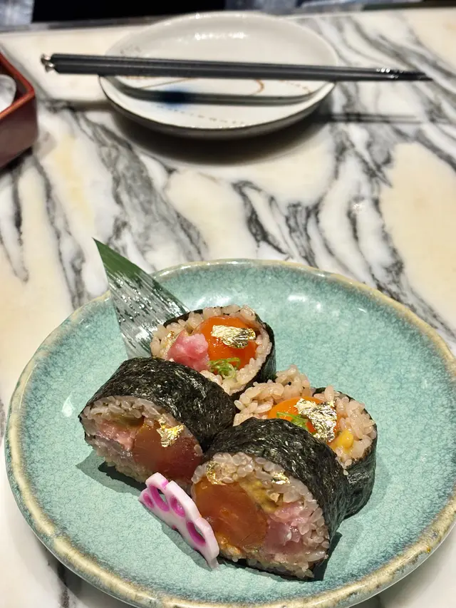 卷物用上超靚靚海膽,仲有裏面有一粒大大粒嘅醬油漬蛋黃,仲包住左啲順滑嘅吞拿魚蓉同海膽,海膽嘅鮮味真心超級濃郁,雖然蛋黃嘅份量比例比較多,但係完全冇蓋過海膽嘅鮮味~