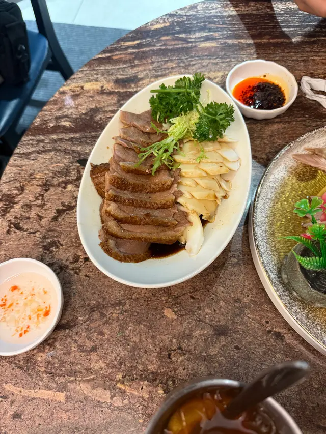 滷水鵝片拼墨魚