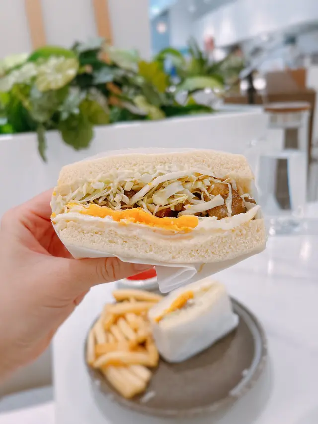 牛柳粒煎蛋三文治配薯條