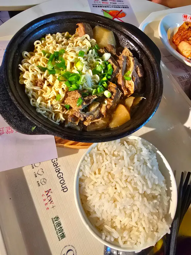 清湯牛坑腩鍋配公仔麵