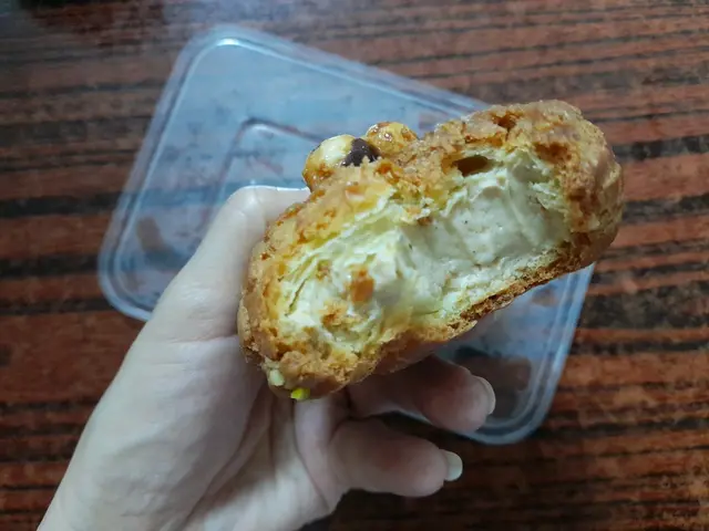 食𡁵嘅榛子泡芙