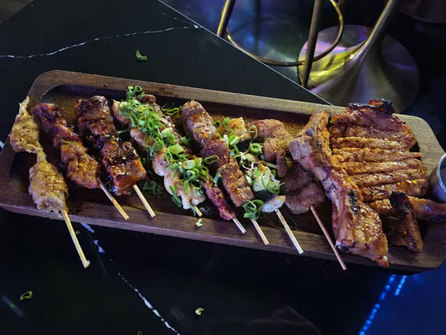 限量燒新鮮魚卜, 燒汁極品牛頸脊, 蒲燒鰻魚串，招牌燒牛骨髓，韓式牛肋肉，一口和牛串，椒鹽薄燒白鱔，炭燒豬頸肉，蜜汁燒黑豚肉