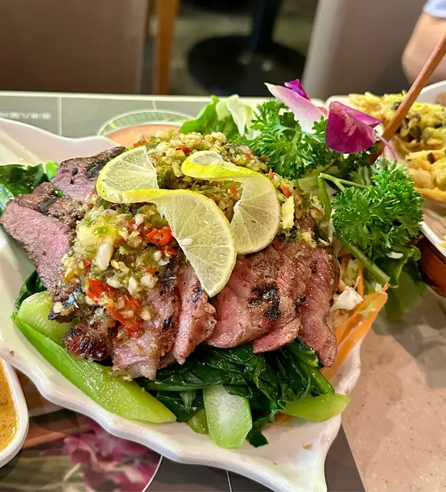 這道燒牛肉很不錯，清炒芥蘭底