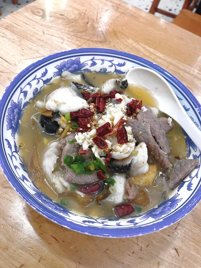 酸菜魚牛肉寬粉
￼湯底幾好味，不過食完好頸渴
￼牛肉好韌，下次唔使叫
￼￼寬粉有口感，但係食得耐會攰