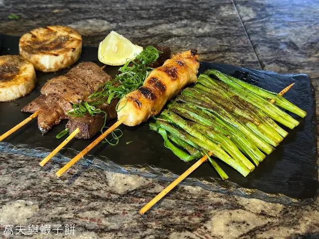 鹽燒牛舌心、汁煮牛舌、韭菜燒和招牌雞皮墨魚滑