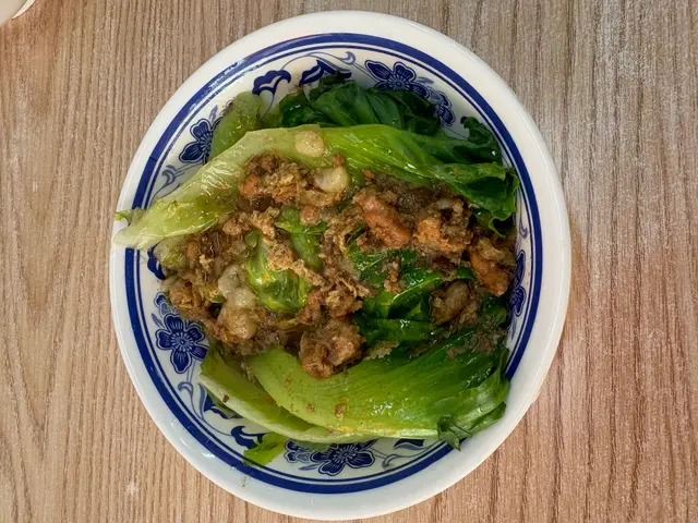 燙青菜配魯肉汁