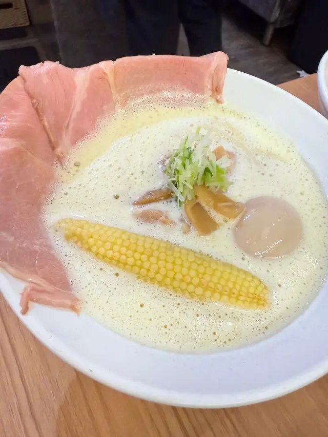 雞湯口感濃厚,溫泉蛋也好味道,但义燒放湯裏仍味道偏淡