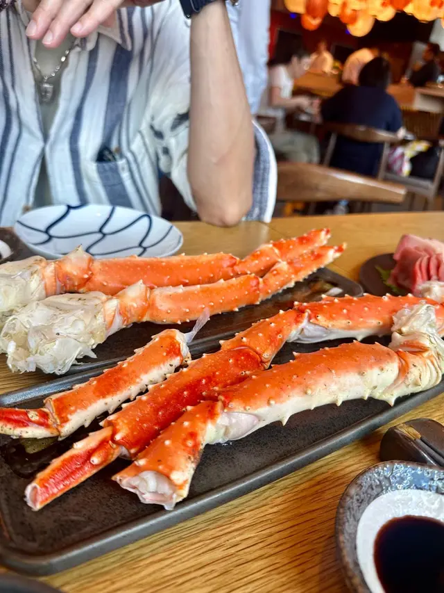 呢個故事教訓我哋唔好輕易相信YouTuber, 今日終於試咗,全部冇一樣嘢我滿意。
蟹腳全部都係雪貨冇嚟鮮味。
魚生乾噌噌,未食過腍啤啤嘅八爪魚。
炸豆腐油淋淋
西京燒一樣乾噌噌
壽司卷物乾噌噌好似琴日整定咁
燒雞翼一早整定,送到上枱只有微溫, 
天婦羅媽媽虎虎,但只係叫貨返嚟嗰啲唔係自己整。 
唯一最後甜品有杯Häagen-Dazs雪糕。 
而家八月第二位已經冇半價,所以絕對唔抵。(成$500一位閣下自己衡量)
咁嘅行貨,$300位我不會投訴。👎