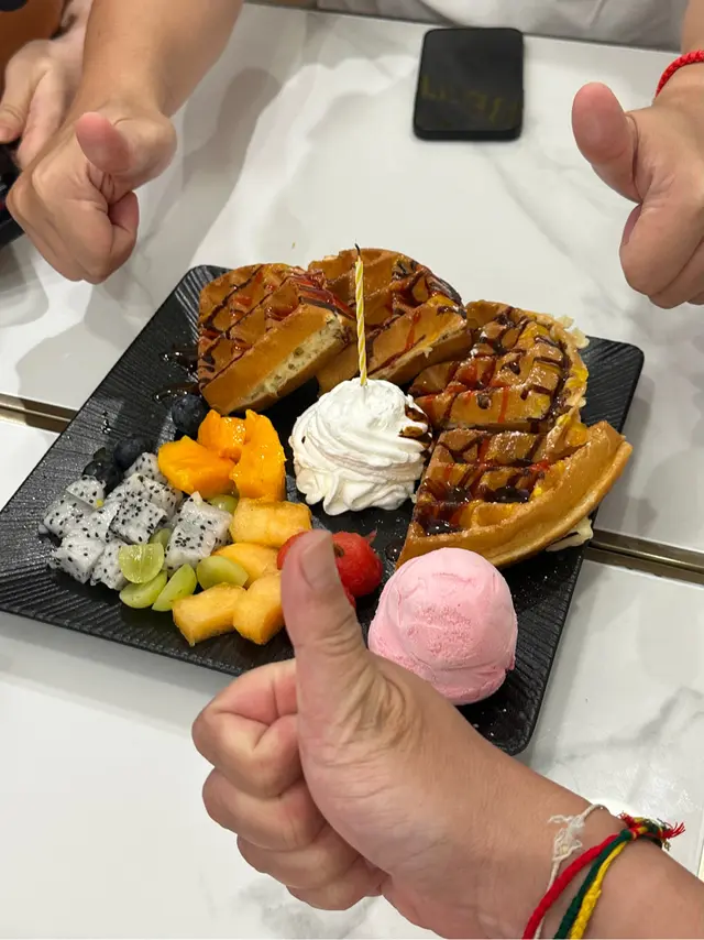 楊枝甘露，雜果窩夫，炸魚蛋燒賣