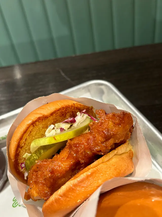 可以揀雞腿或者雞胸肉，我就鍾意滑滑既雞肉所以揀左雞腿！揀雞腿果然無錯！雞肉嫩滑多汁，油脂岩岩好!
秘製辣椒粉微辣惹味，椰菜絲同醃青瓜清爽解膩，口感一流！😍