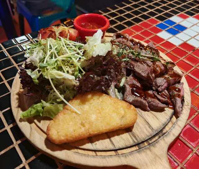 牛排夠入味，醬汁味道獨特得嚟，唔會搶咗本身的肉味，仲切好晒唔洗自己再切，啱晒我呢啲懶人🤣