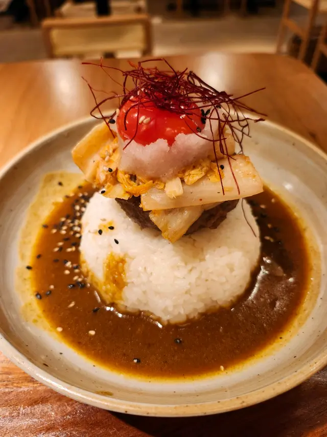 招牌手打和牛漢堡蘭王蛋飯 (配日式咖喱汁和日式泡菜) $128